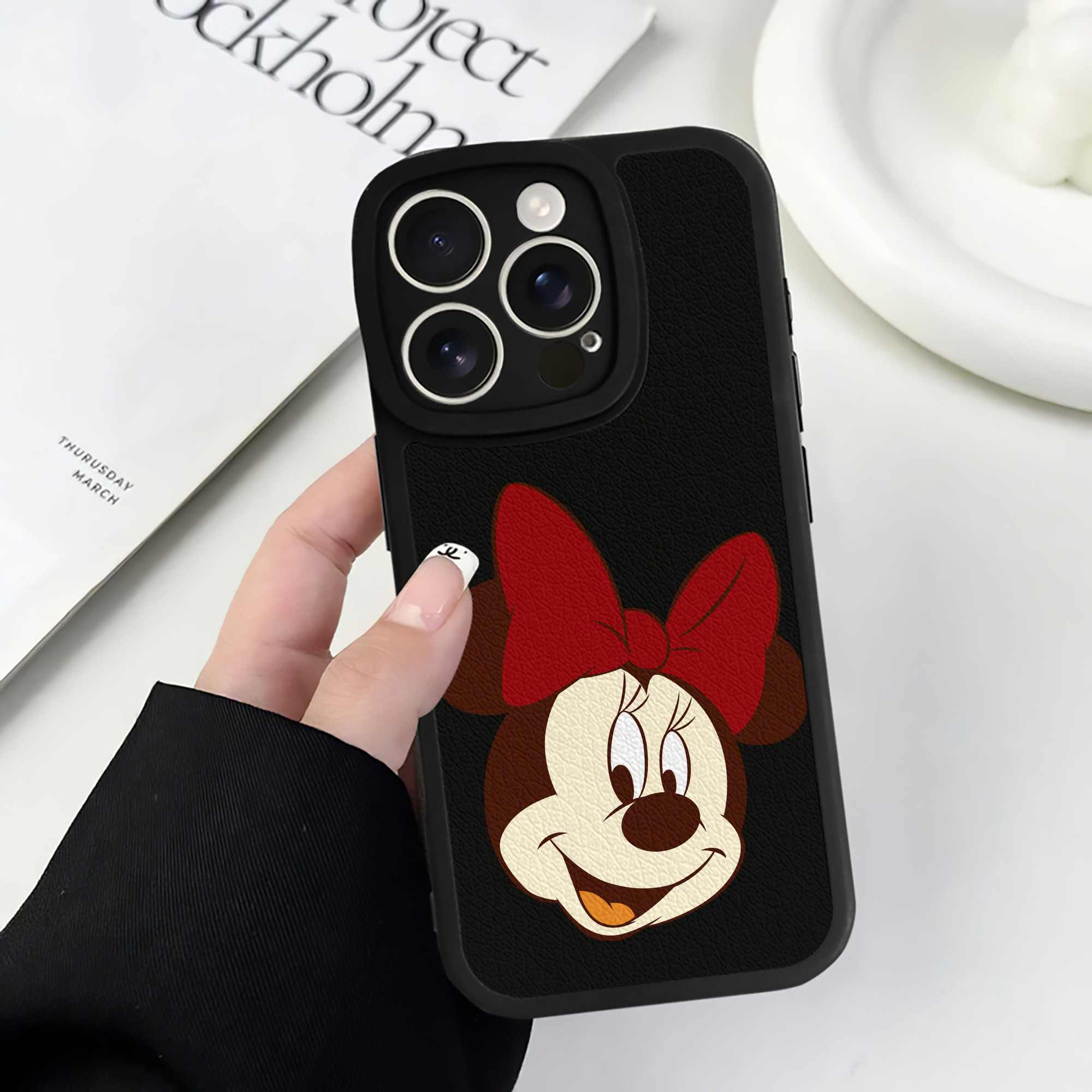 （画像用） ミッキーマウス Mickey Mouse 【iPhone 16シリーズ対応】シリコンスマホケース（レザー調） 材質：シリコン